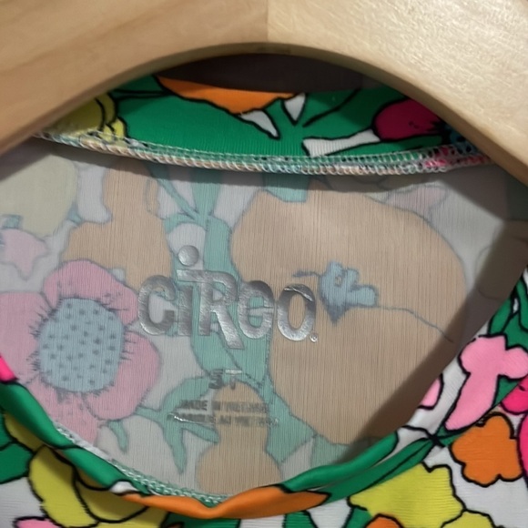 Circo Rashguard with Ruffle Size 5T - Picture 3 of 6